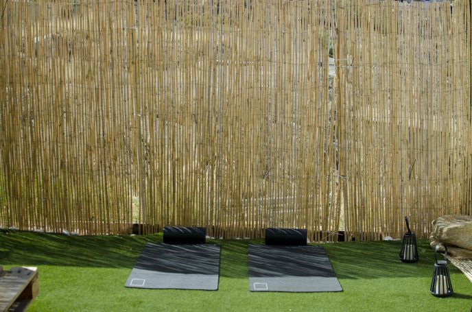 Zona exterior con espacio para yoga y relajación