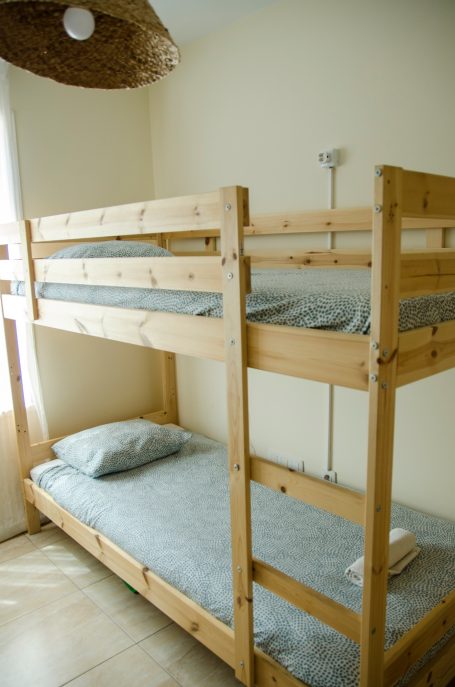 Habitación compartida con literas de madera en La Casita